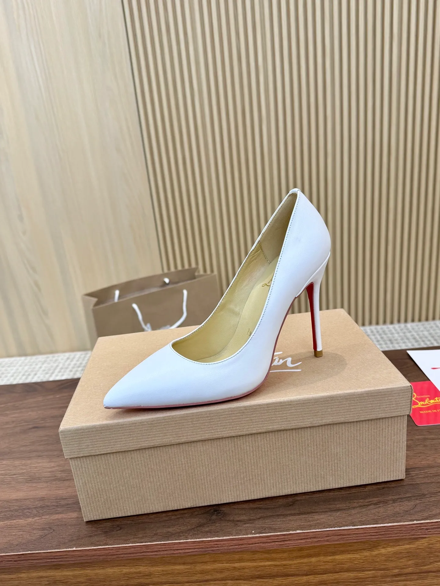 💕💕Factory direct selling price p440💕💕 Genuine leather sole +40 shipped all year round💝Christian Louboutin CL👠 "Imported cow patent leather💎Side hollow series" noble and luxurious, real blingbling👟👟 real materials, all customized by the pattern maker, and the materials are made of original customized materials to achieve the taste of the original 5 color options💍 Upper: Imported 👉cow patent leather💪 Lining: Sheepskin foot pad/lining Size: 34-40.41.42 Heel height: two options: 10.5cm and 8.5cm